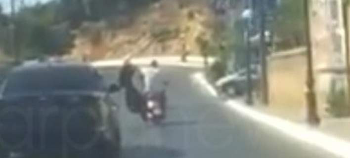 Απίστευτος οδηγός στην Κρήτη: Πήρε το μηχανάκι και μαζί μια… τέντα! [βίντεο]